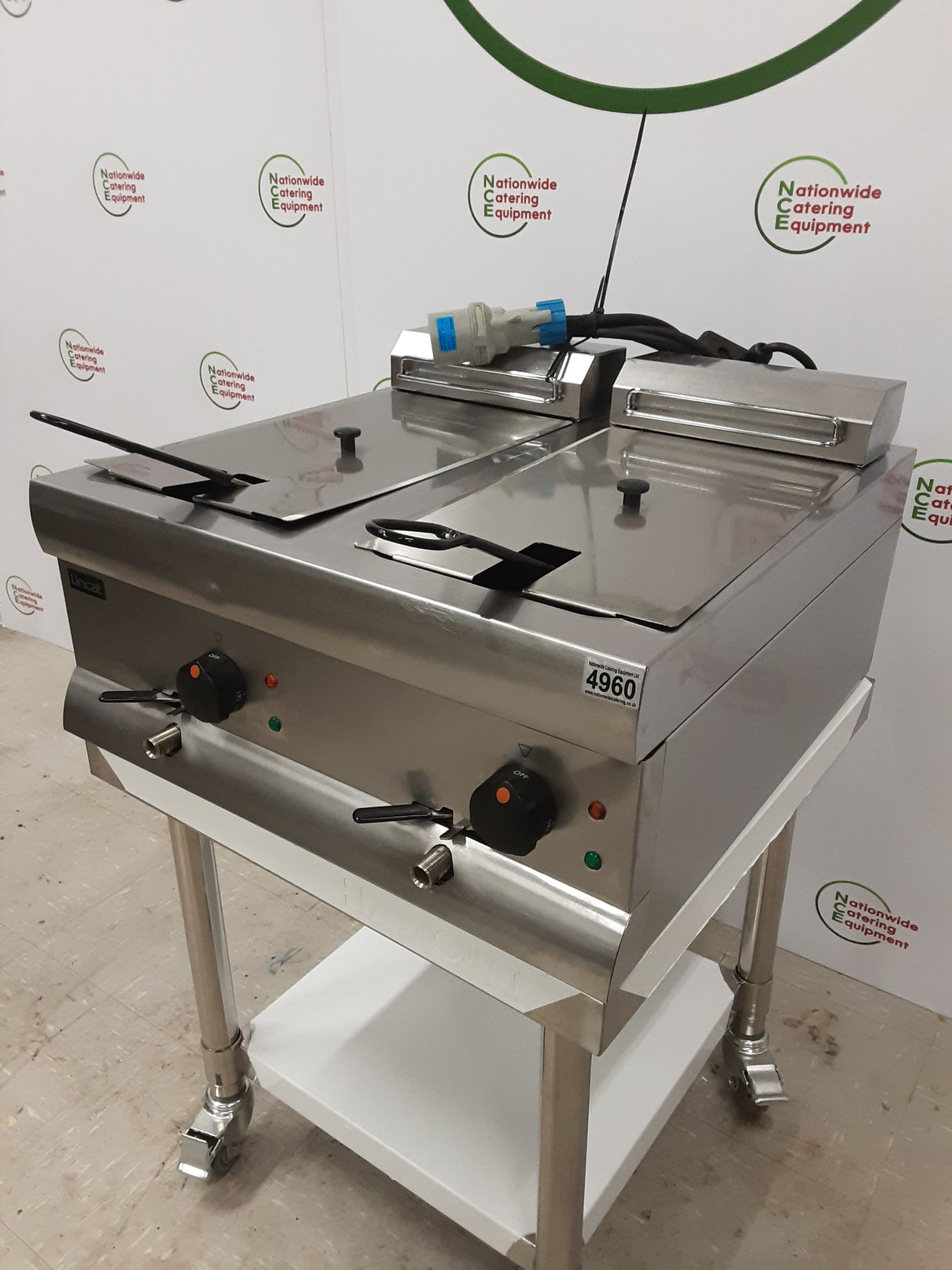 Lincat Twin Tank Electric Tabletop Fryer, 1ph/32amp (NCE4960)