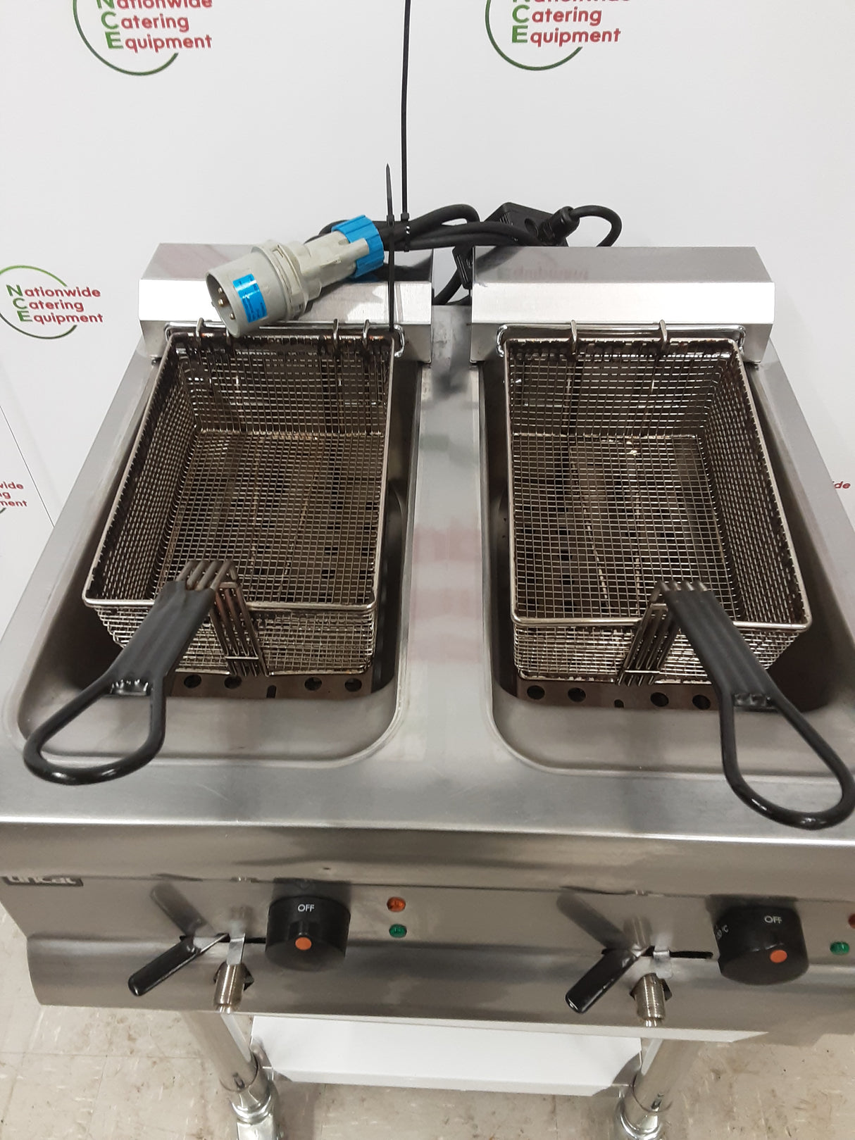 Lincat Twin Tank Electric Tabletop Fryer, 1ph/32amp (NCE4960)