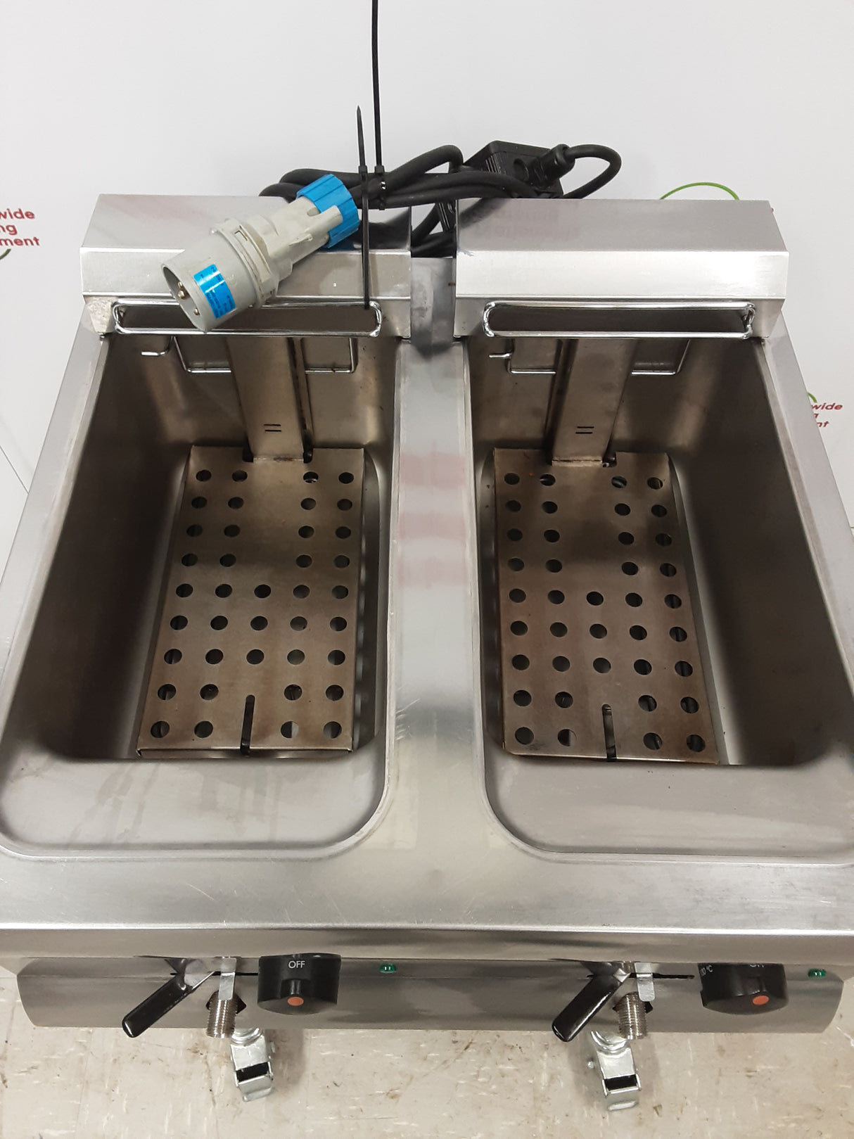 Lincat Twin Tank Electric Tabletop Fryer, 1ph/32amp (NCE4960)