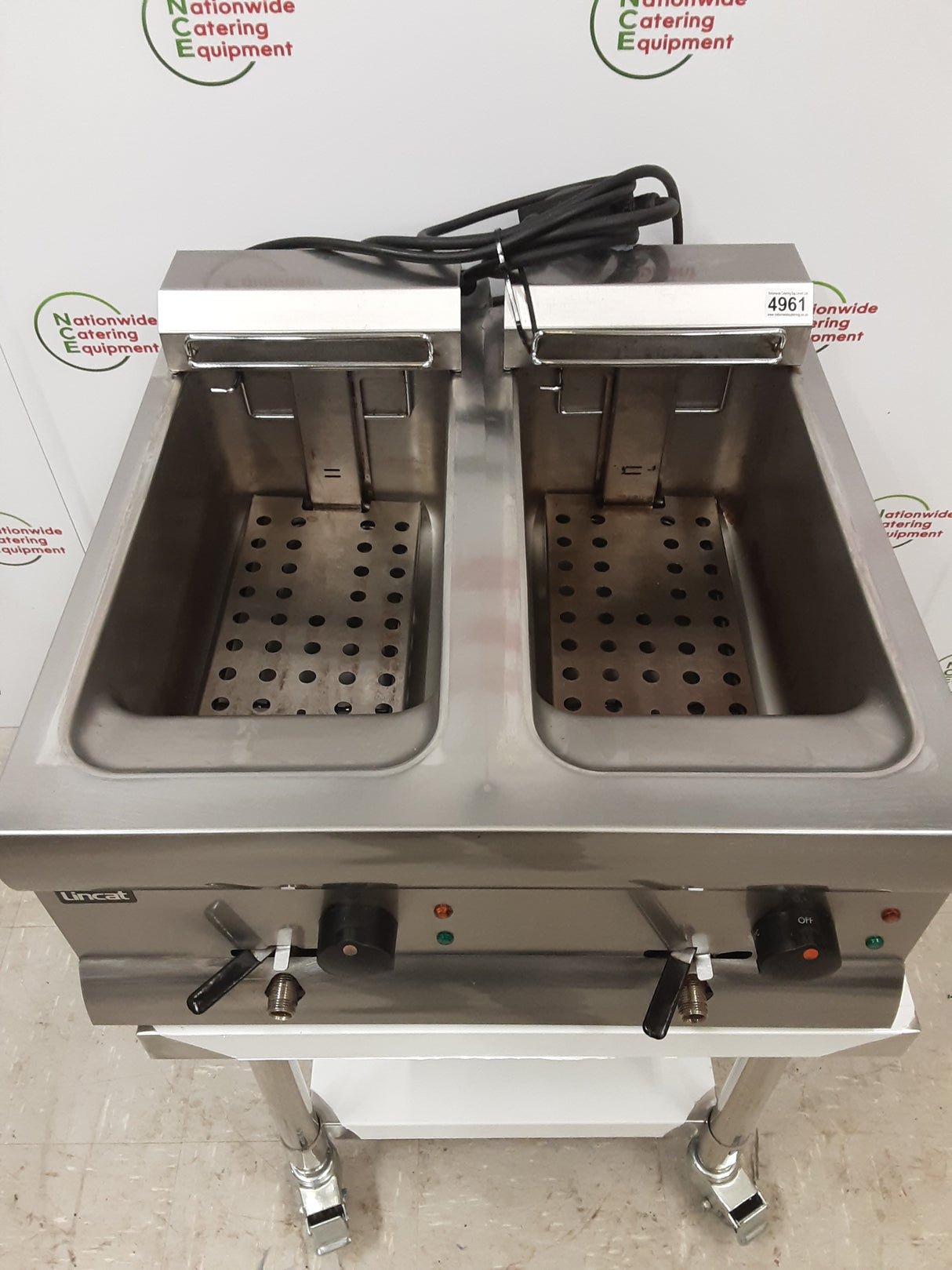 Lincat Silverlink Twin Tank Electric Tabletop Fryer, 1ph/32amp (NCE4961)
