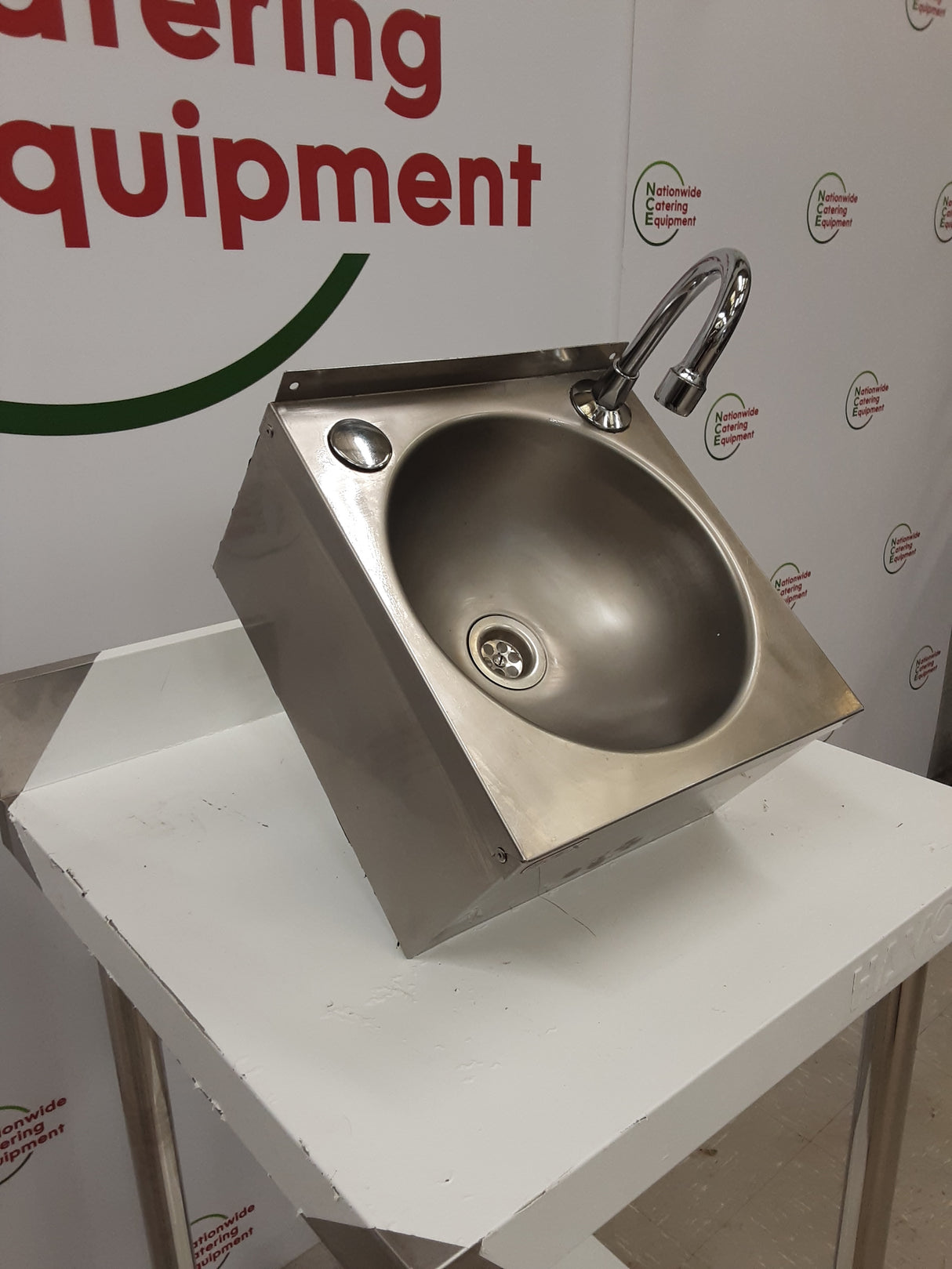 Stainless Steel Knee Operated Wash Hand Basin (NCE5404)