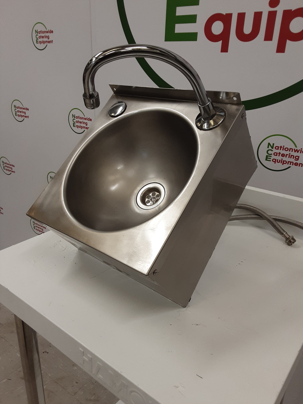 Stainless Steel Knee Operated Wash Hand Basin (NCE5404)