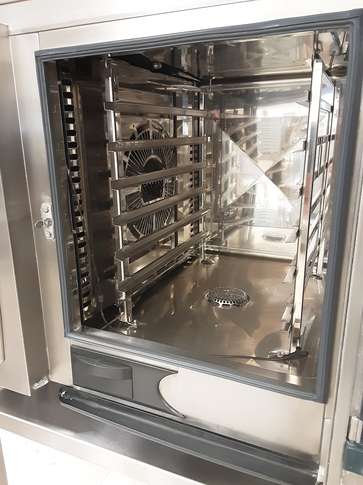 Rational SCC Six Grid Electric Combi Oven On Table / Stand With Ultravent Condensation Hood (NCE5436)