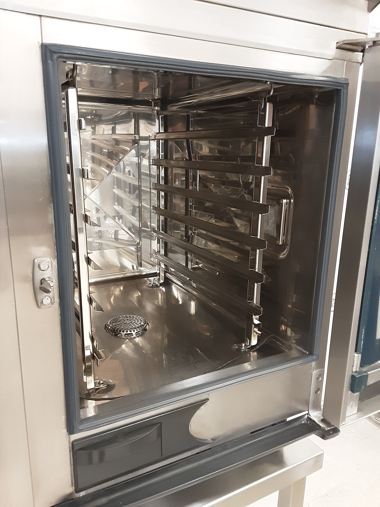 Rational SCC Six Grid Electric Combi Oven On Table / Stand With Ultravent Condensation Hood (NCE5436)