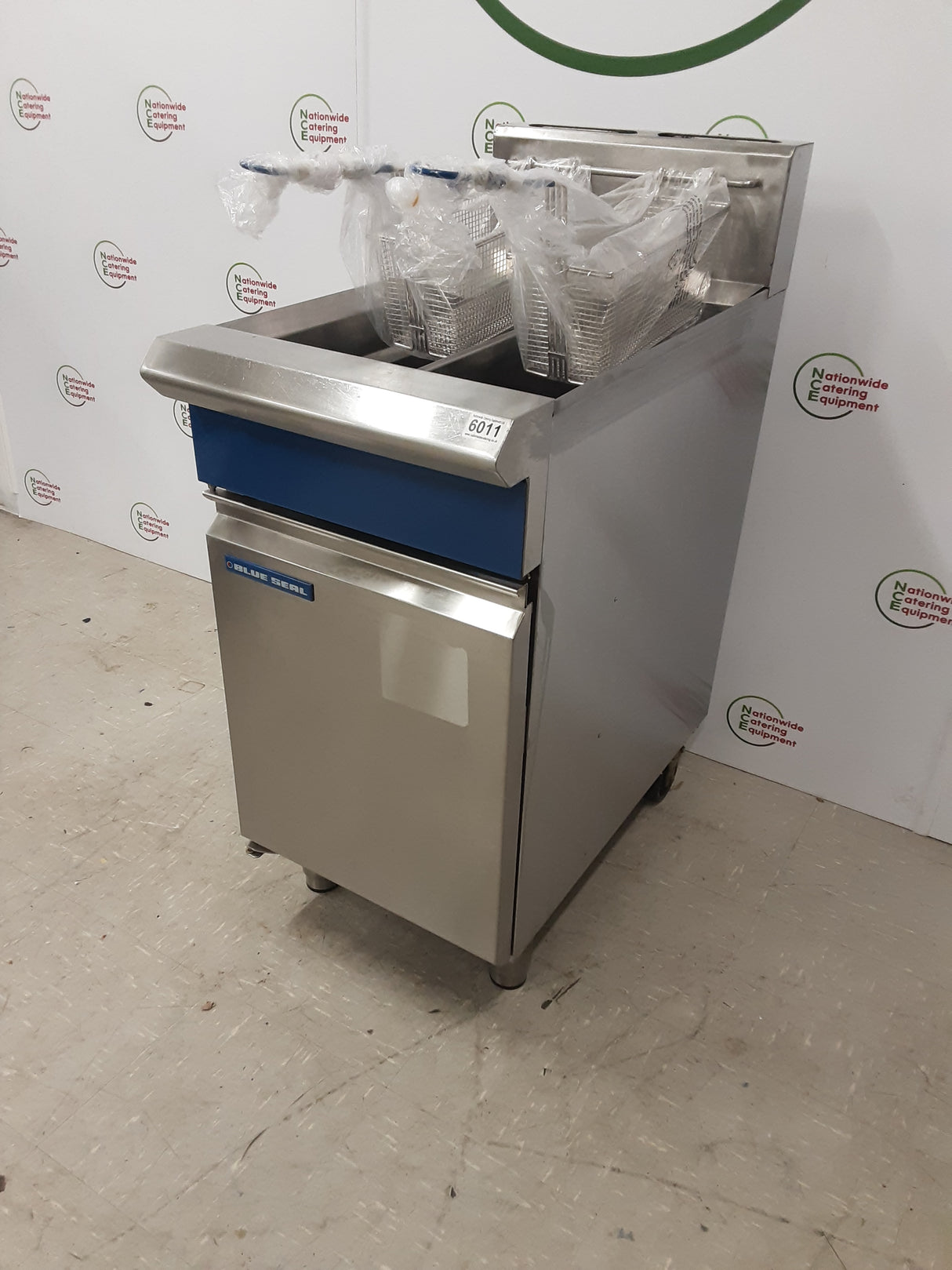Blue Seal Twin Tank GT46 Natural Gas Fryer (NCE6011)