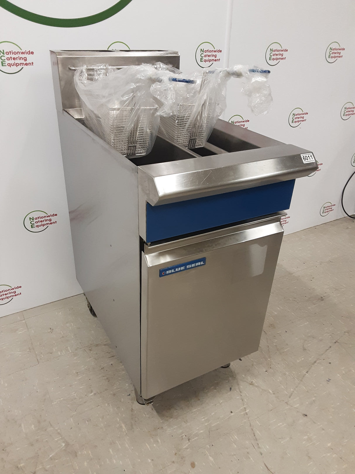 Blue Seal Twin Tank GT46 Natural Gas Fryer (NCE6011)