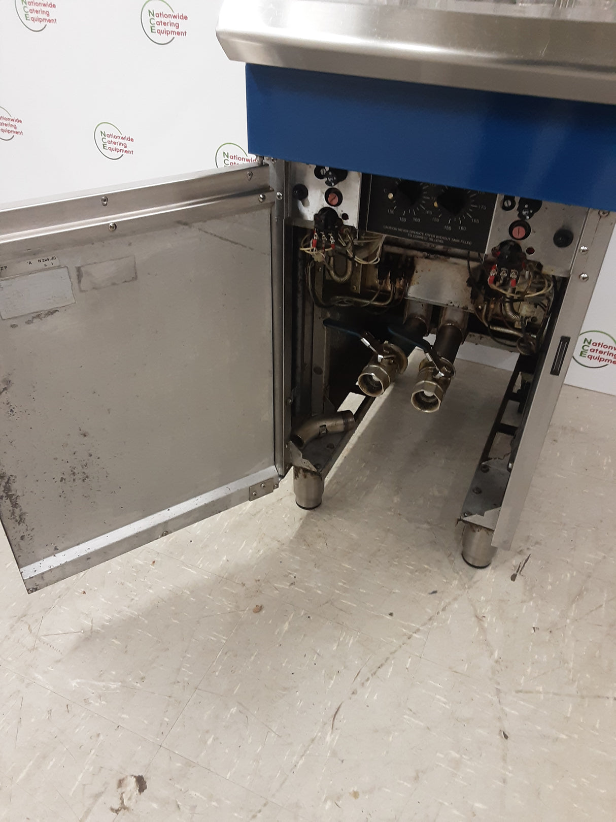 Blue Seal Twin Tank GT46 Natural Gas Fryer (NCE6011)