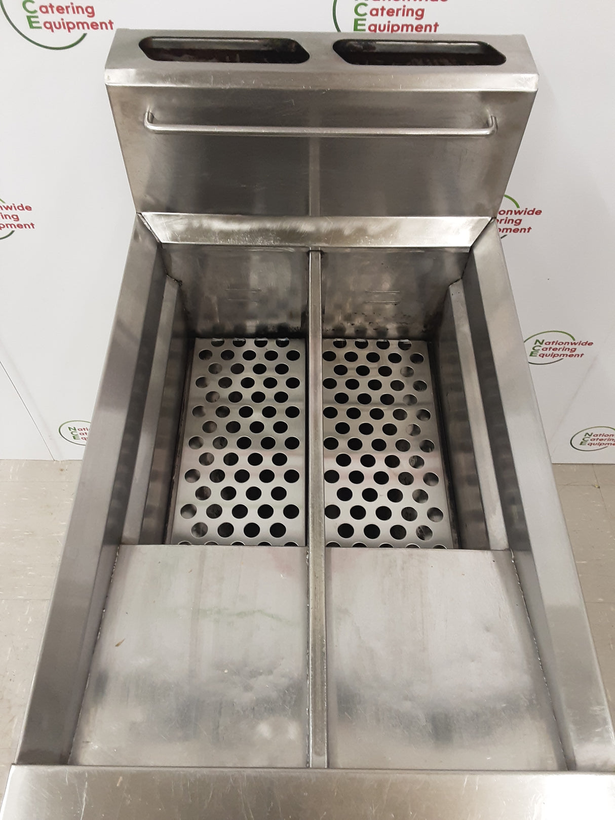 Blue Seal Twin Tank GT46 Natural Gas Fryer (NCE6011)