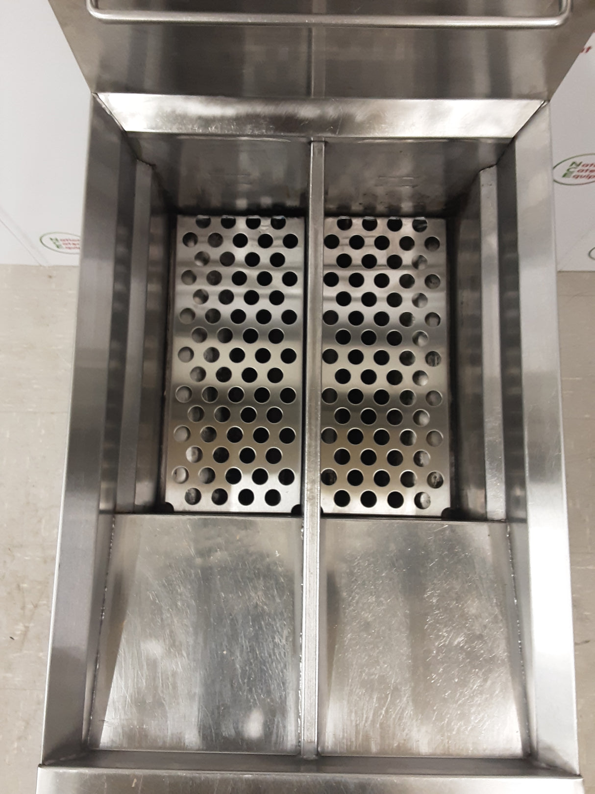 Blue Seal Twin Tank GT46 Natural Gas Fryer (NCE6011)