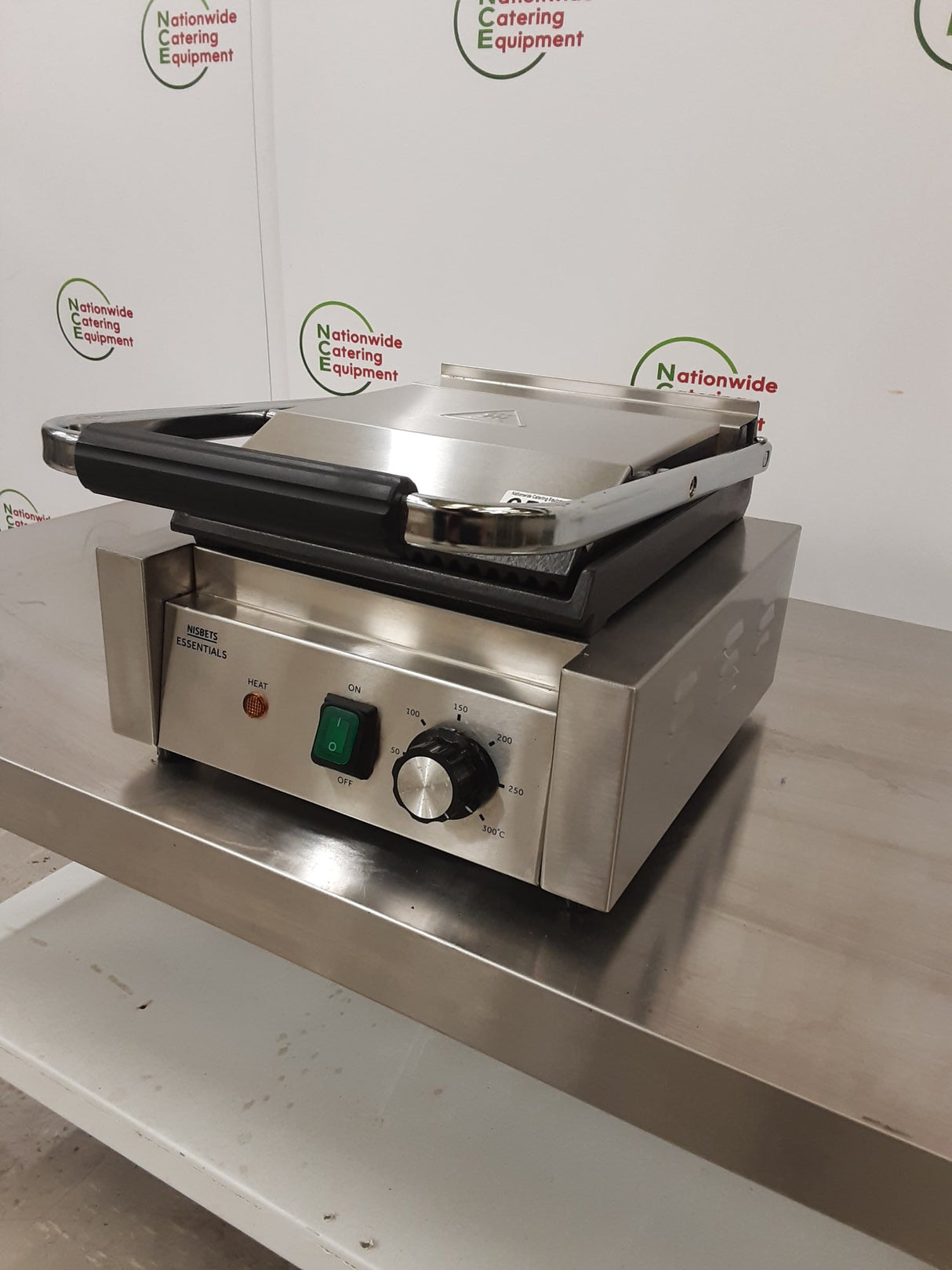 Nisbets Essentials Single Panini Machine/Contact Grill, Model- DA396 (NCE6574)