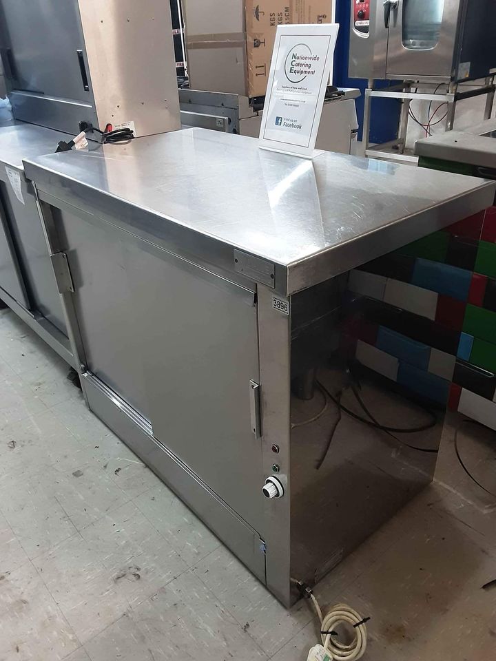 Hotcupboard with Sliding Doors