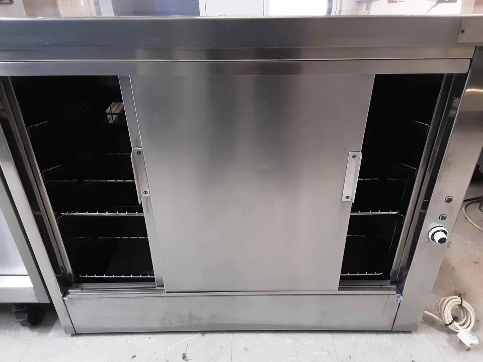 Hotcupboard with Sliding Doors