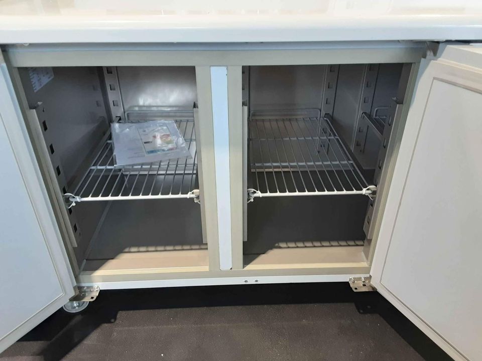 Hamoki Three Door Counter Fridge with Upstand, 418L Capacity, Model- GN3200TN