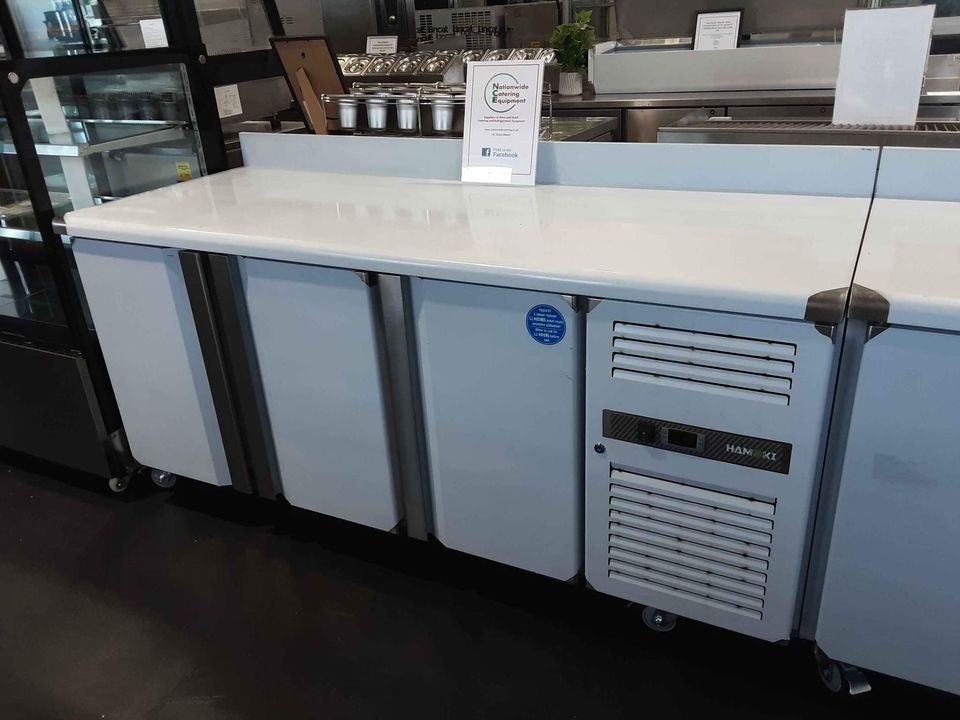 Hamoki Three Door Counter Fridge with Upstand, 418L Capacity, Model- GN3200TN