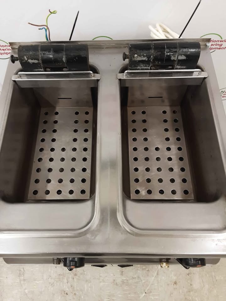 Lincat Twin Tank Freestanding Electric Fryer, Single Phase, Model- J12 (NCE5253)