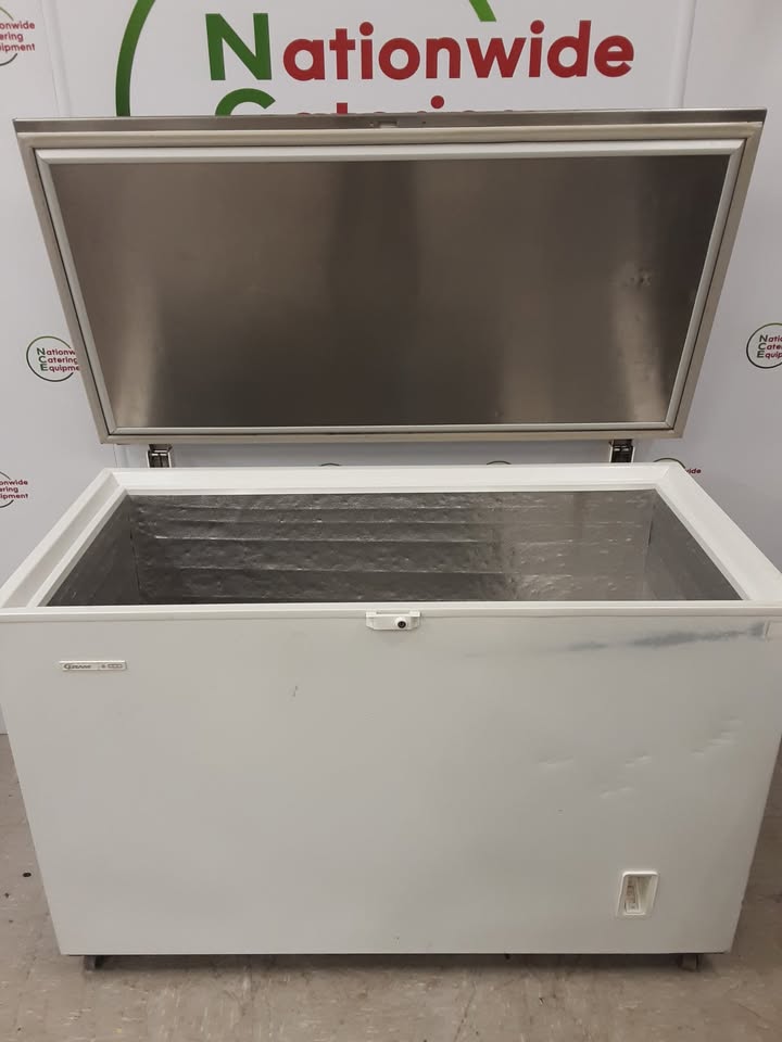 CLEARANCE Gram Chest Freezer With Stainless Steel Lid- 130cm (NCE5835)
