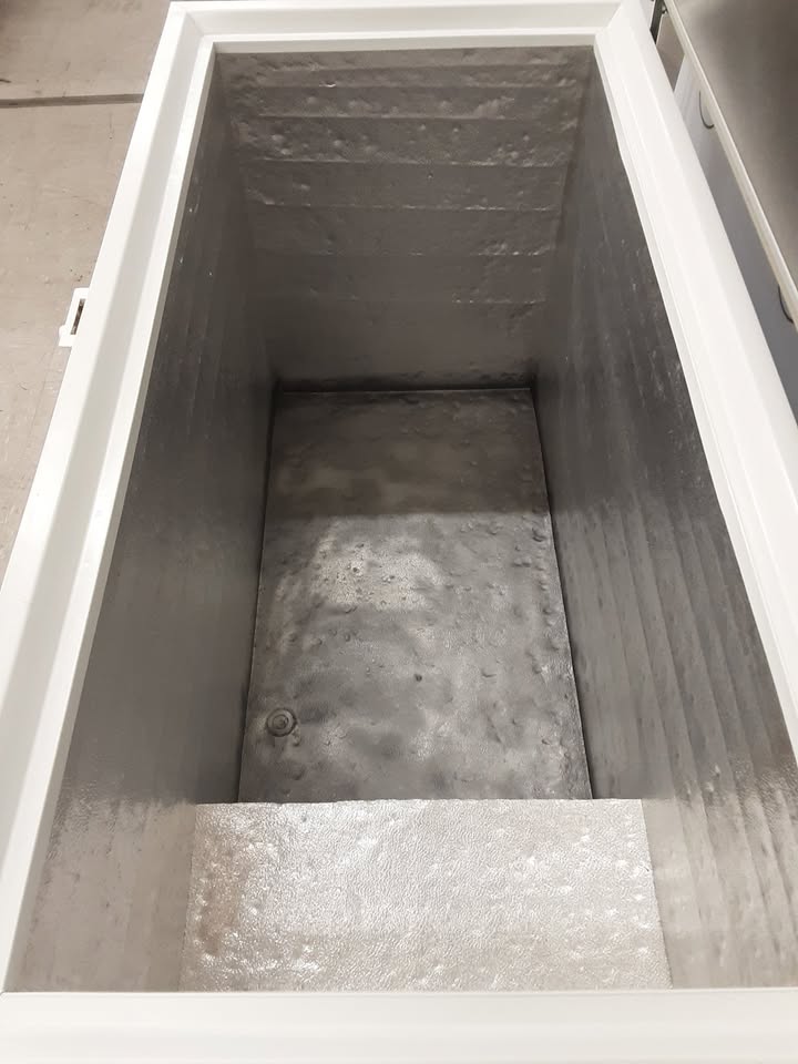 CLEARANCE Gram Chest Freezer With Stainless Steel Lid- 130cm (NCE5835)