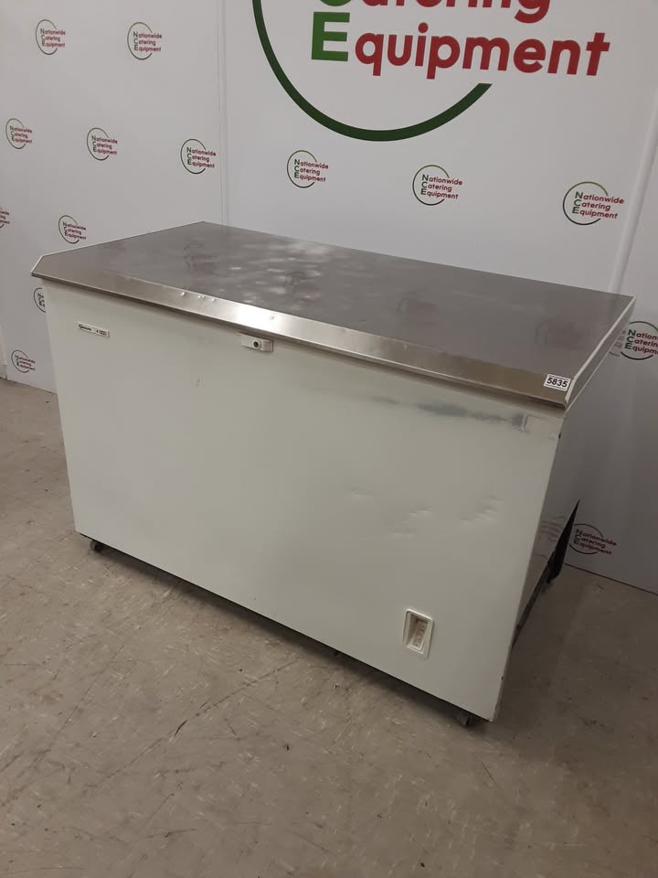 CLEARANCE Gram Chest Freezer With Stainless Steel Lid- 130cm (NCE5835)