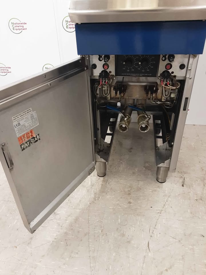 Blue Seal GT46 Twin Tank Natural Gas Fryer With New Baskets (NCE5219)