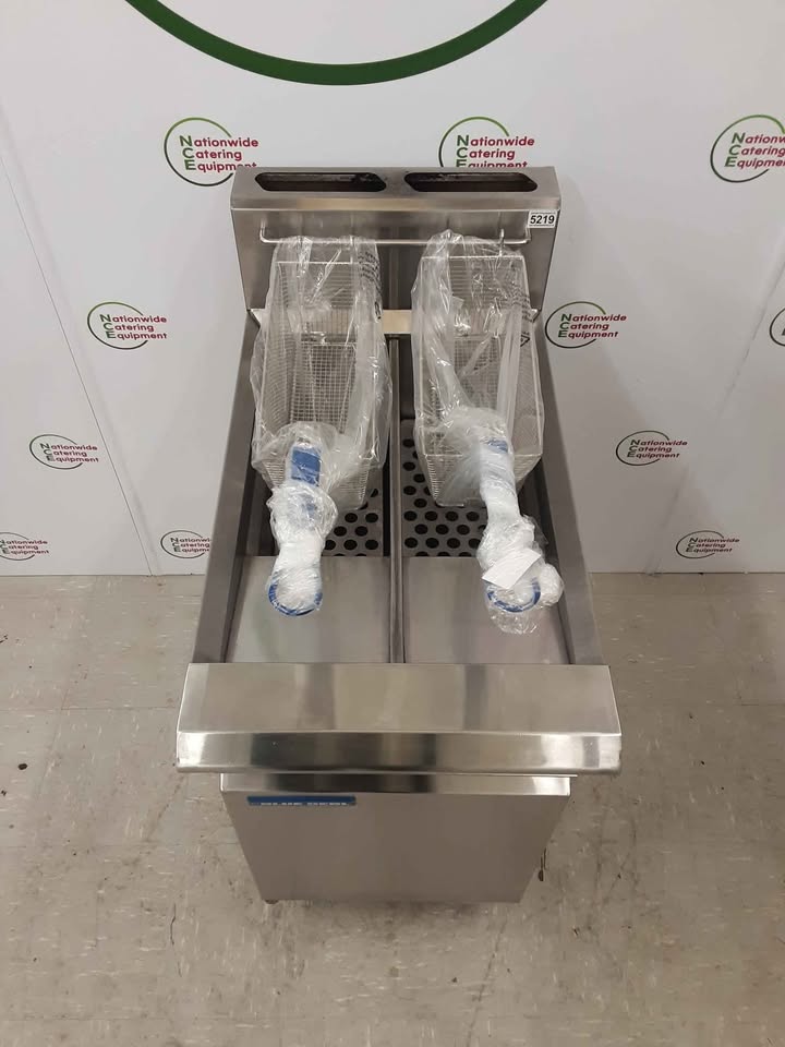 Blue Seal GT46 Twin Tank Natural Gas Fryer With New Baskets (NCE5219)