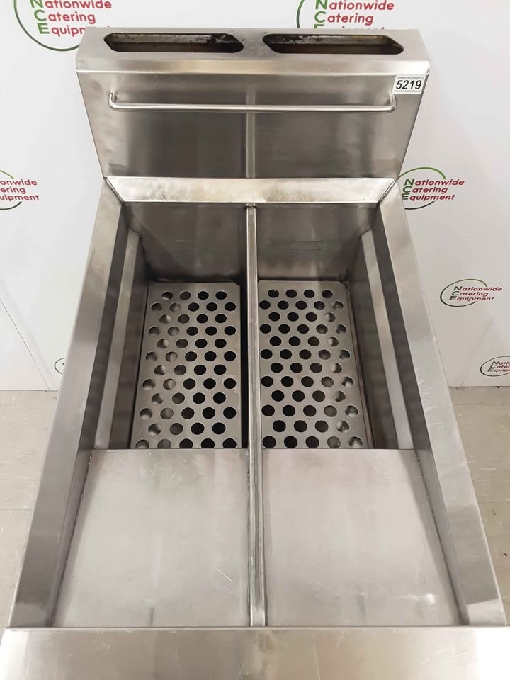 Blue Seal GT46 Twin Tank Natural Gas Fryer With New Baskets (NCE5219)