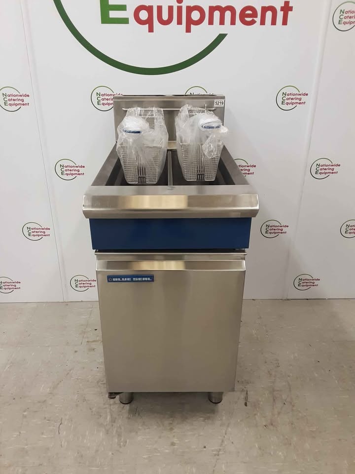 Blue Seal GT46 Twin Tank Natural Gas Fryer With New Baskets (NCE5219)