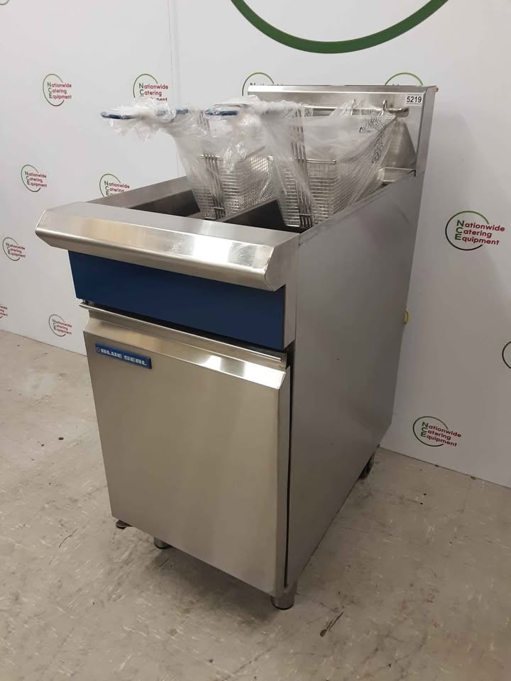 Blue Seal GT46 Twin Tank Natural Gas Fryer With New Baskets (NCE5219)