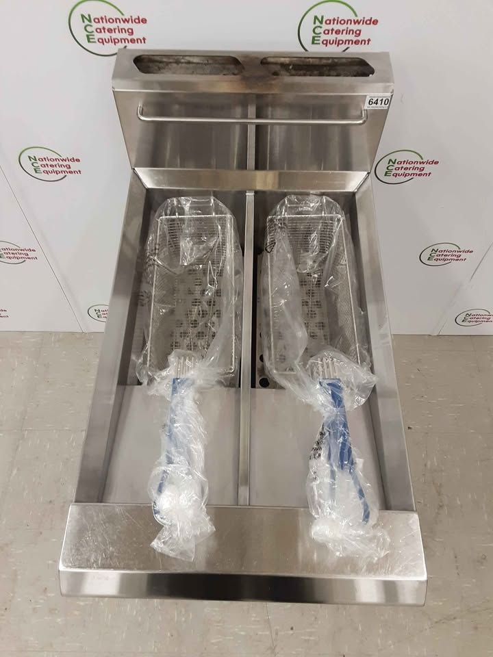 Blueseal GT46 Twin Tank Natural Gas Fryer With New Baskets (NCE6410)