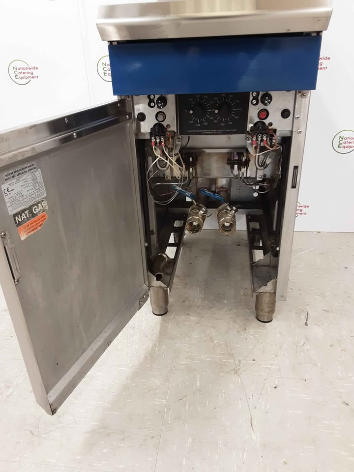 Blueseal GT46 Twin Tank Natural Gas Fryer With New Baskets (NCE6410)