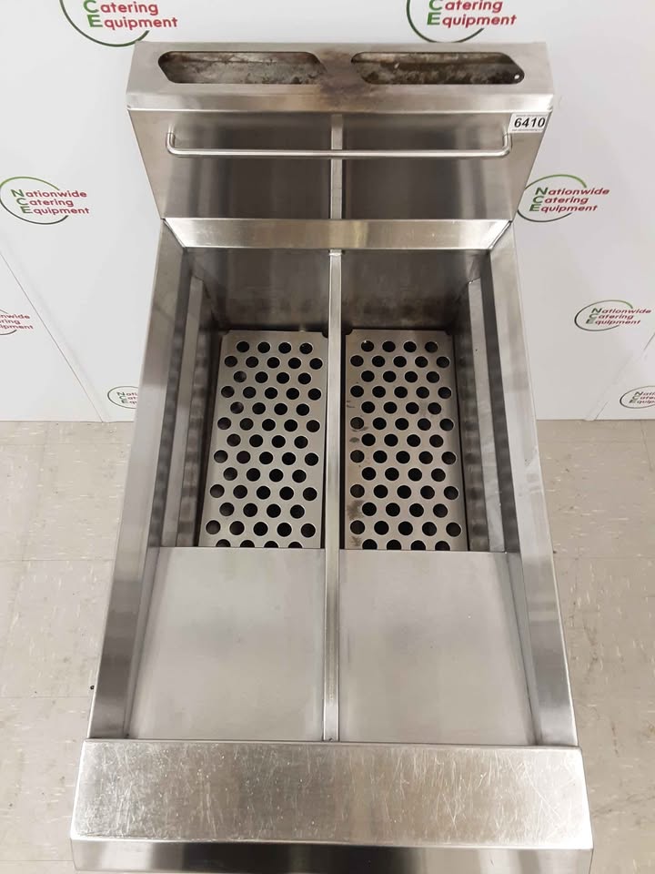 Blueseal GT46 Twin Tank Natural Gas Fryer With New Baskets (NCE6410)