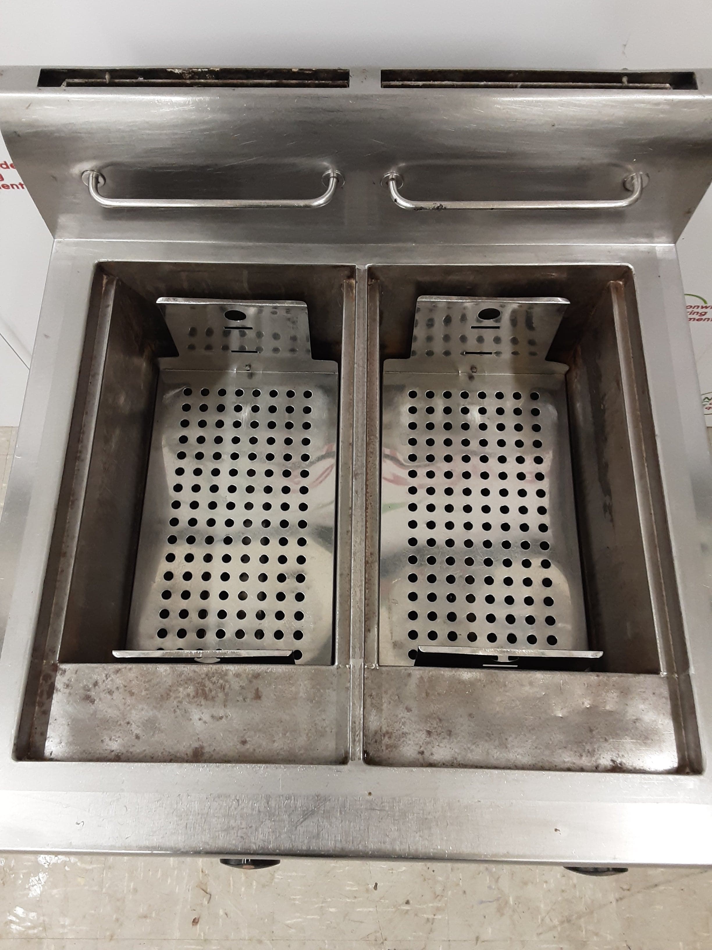Lincat Silverlink LPG Twin Tank Fryer, Model- J10 (NCE4394) — image 5