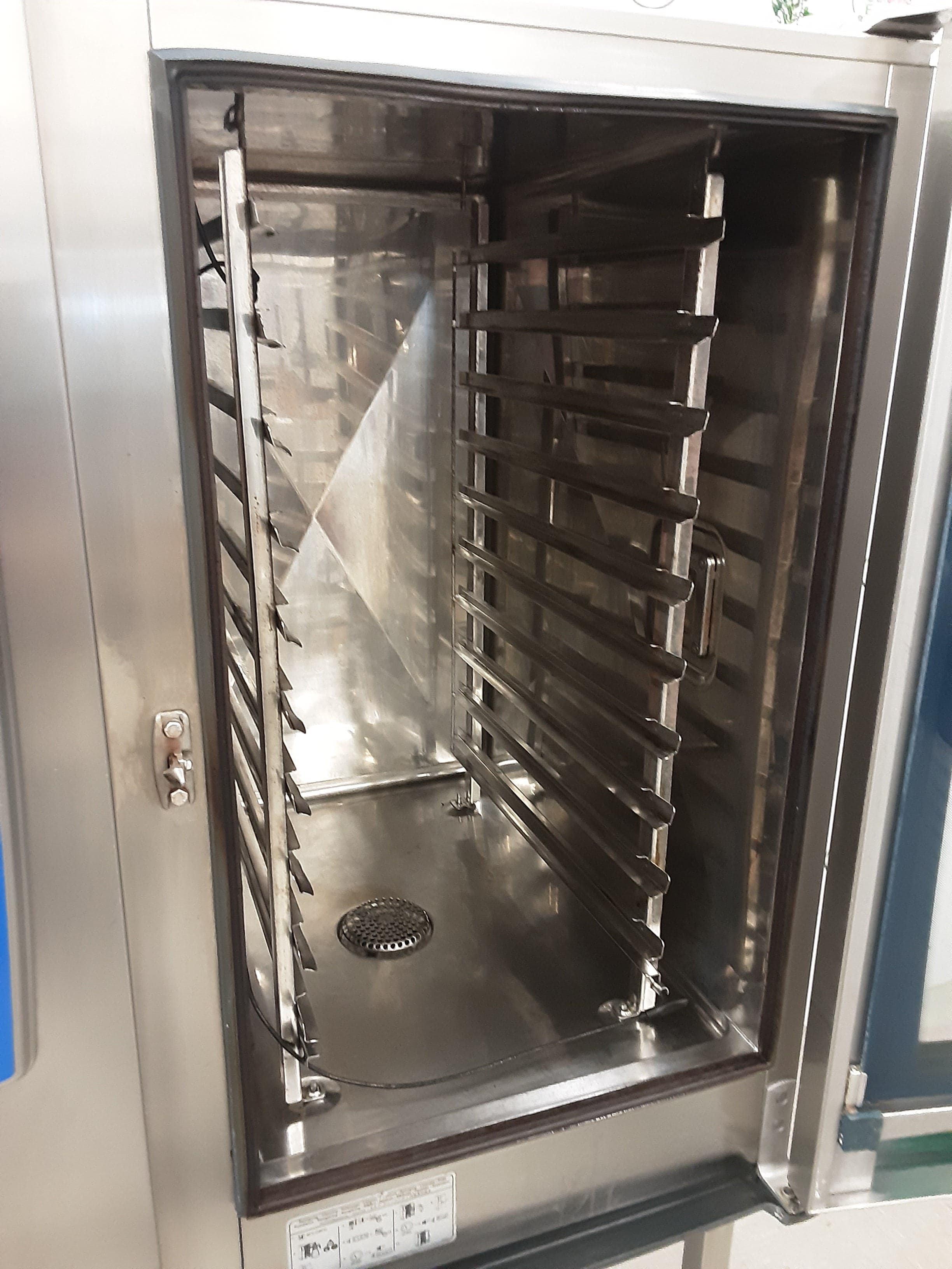 Lincat Badged Rational Electric Combimaster 10 Grid Combi Oven On Stand (NCE5862) — image 6