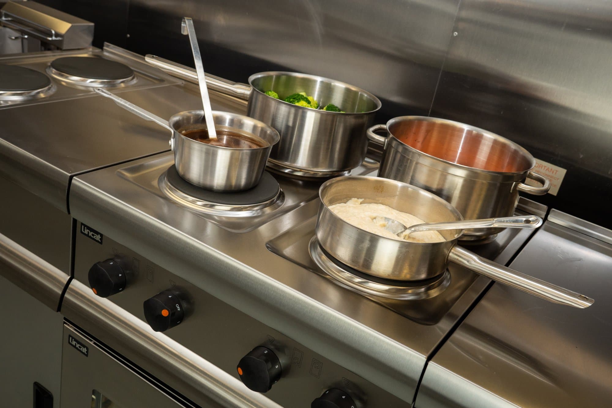 Lincat Silverlink 600, Four Plate Boiling Top, 13amp, 3kw, Model- HT6 — image 2