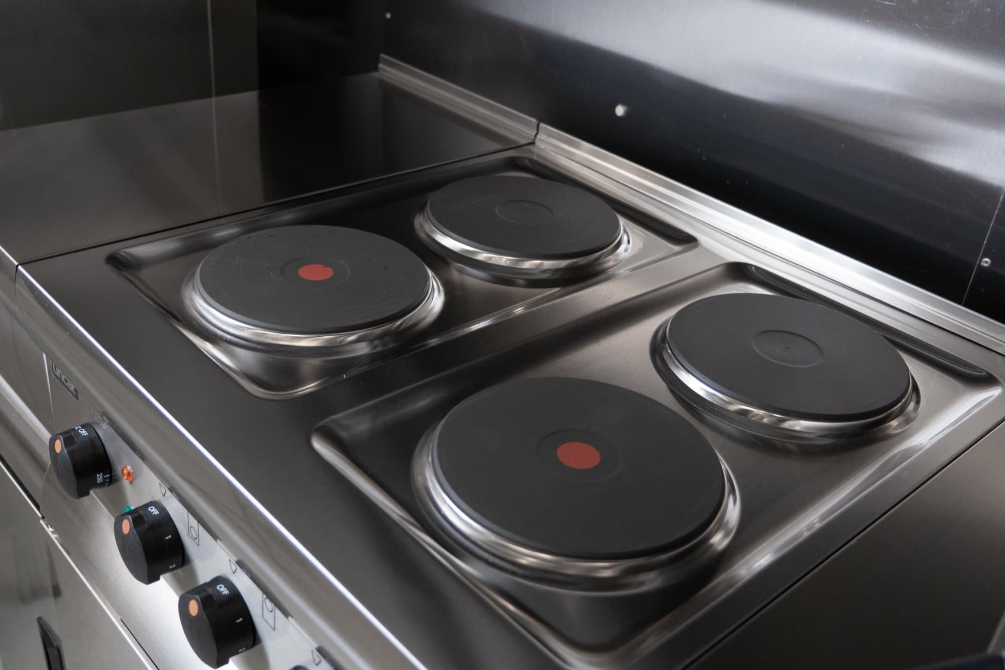 Lincat Silverlink 600 4 Plate Electric Stove & Oven, 11kw, Model- ESLR6C — image 4