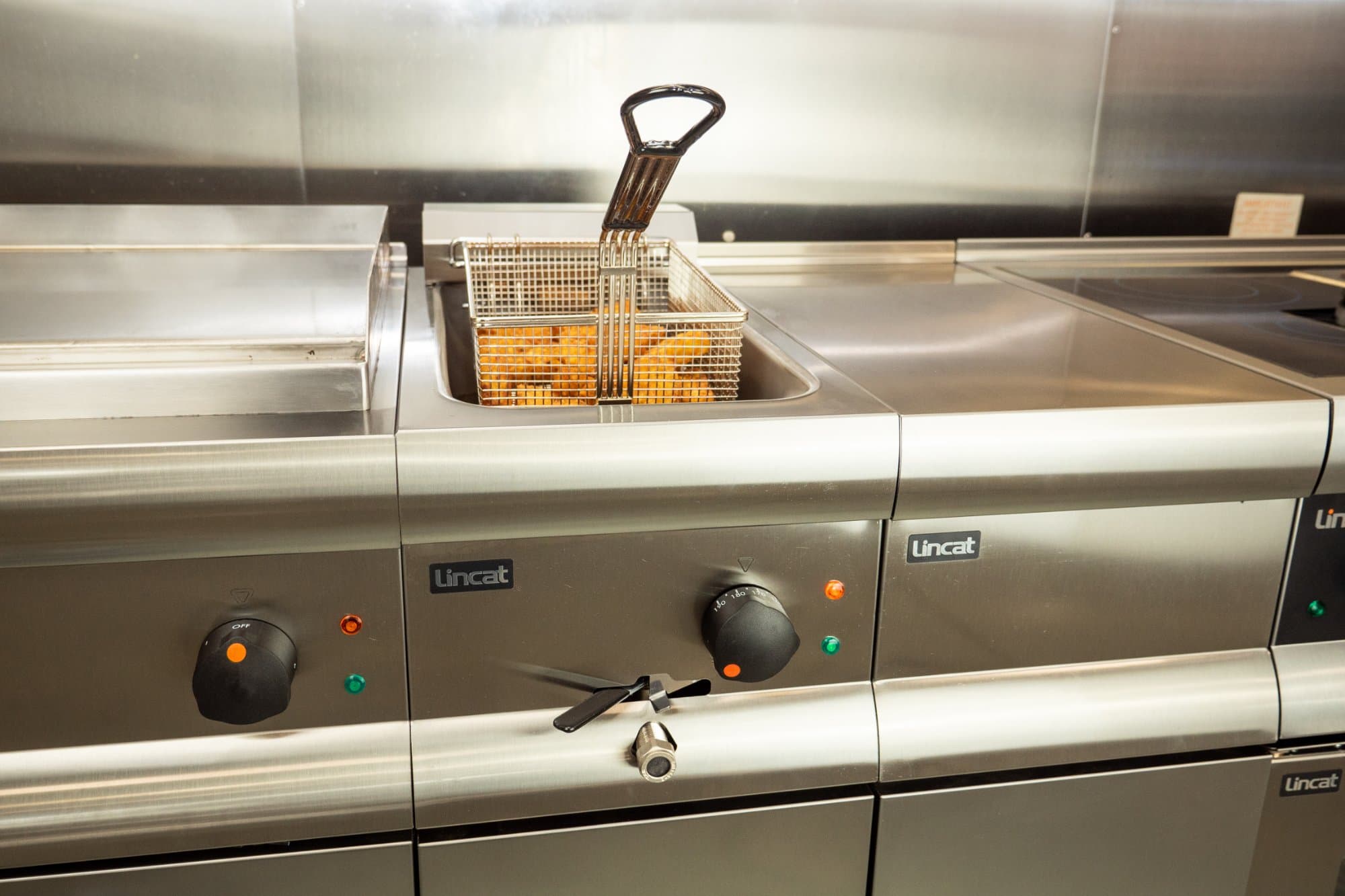 Lincat Silverlink 600 Electric Free-Standing Single Tank Fryer, 9kw, Model- J9 — image 3