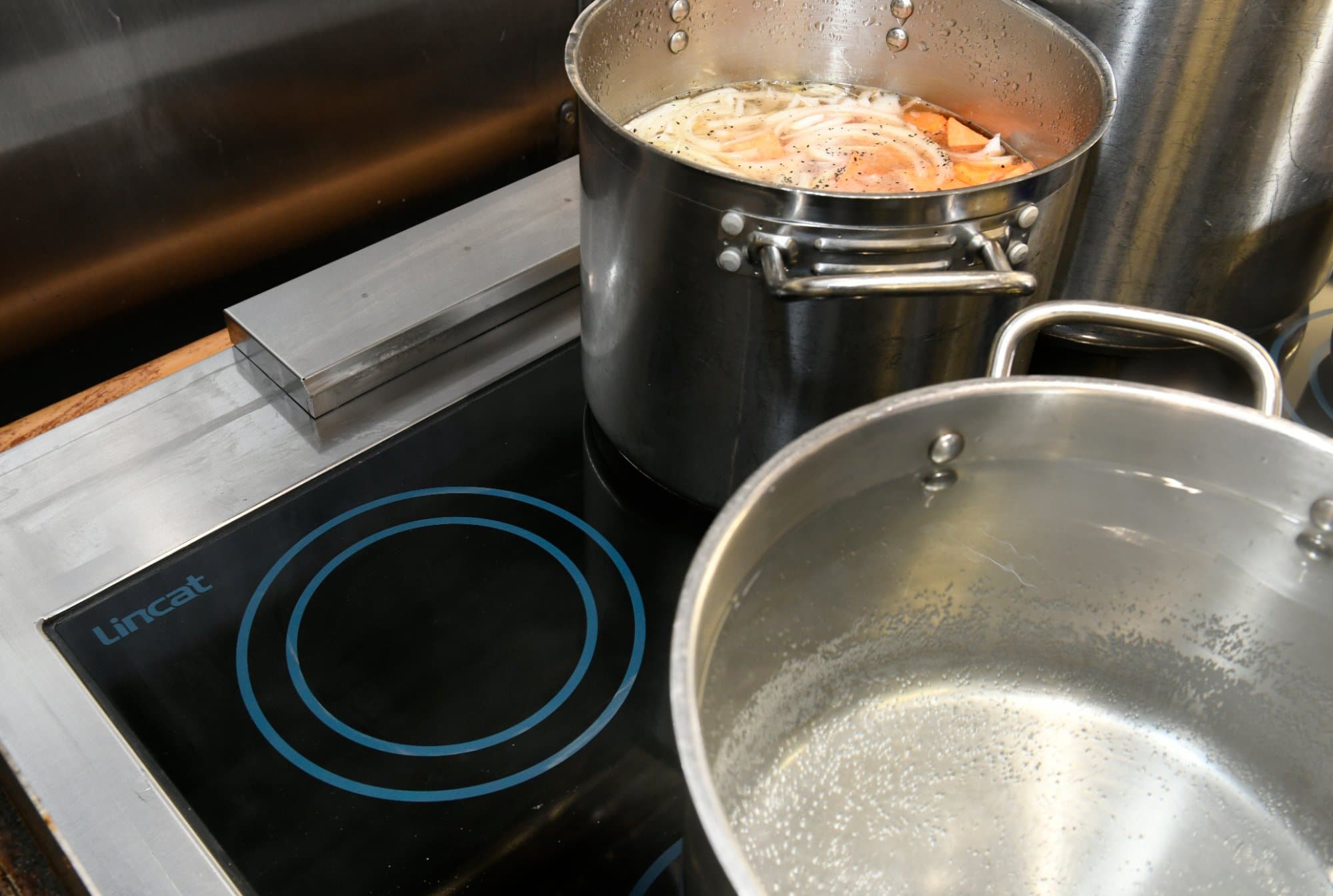 Lincat Phoenix Six Zone Induction Stove & Oven, 13kw, Model- PHER01/SPH — image 4