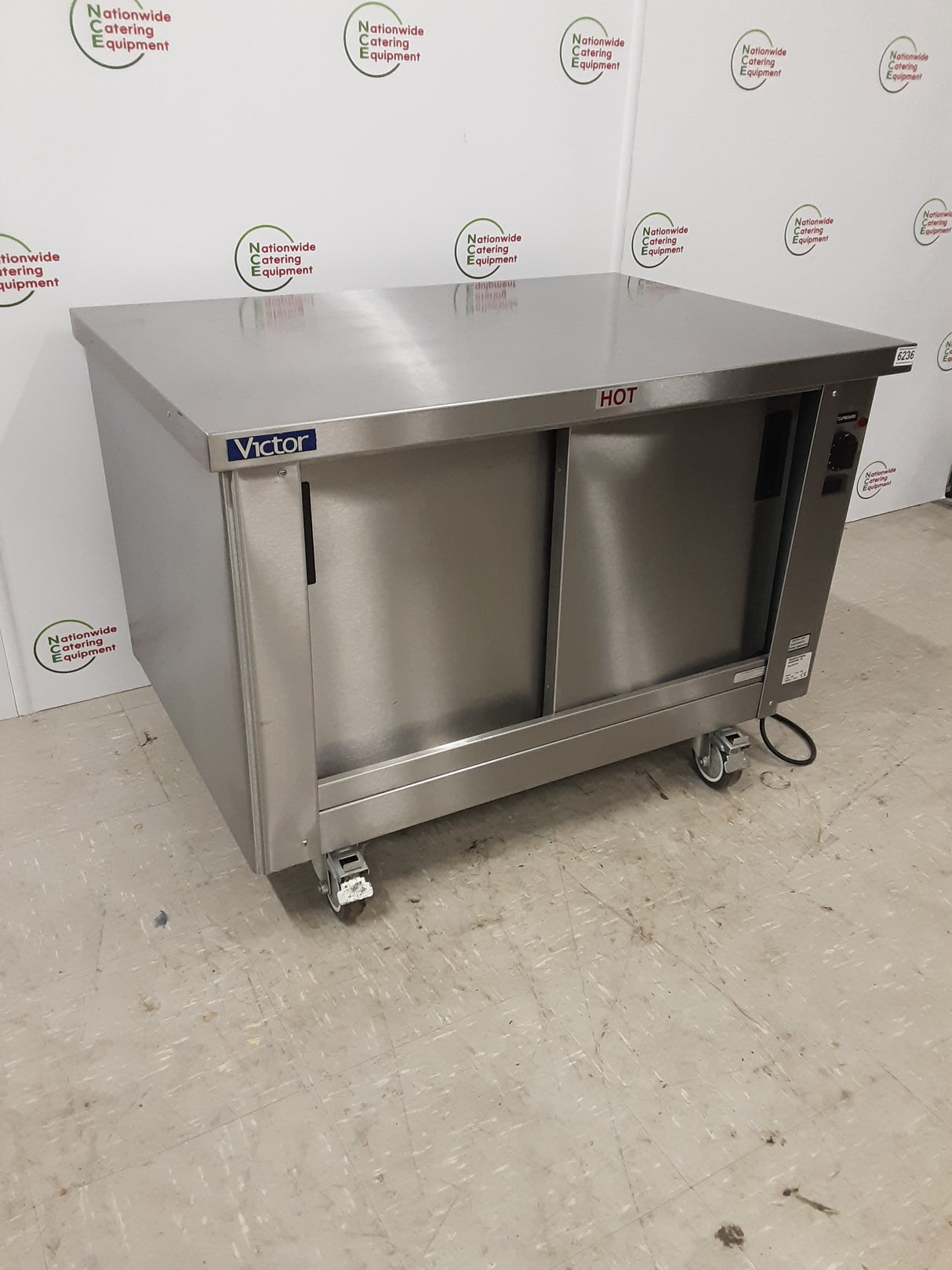 Victor Low Level Mobile Hotcupboard, 13amp, 100x70cm, Model-ROLLHOT10Y (NCE6236)