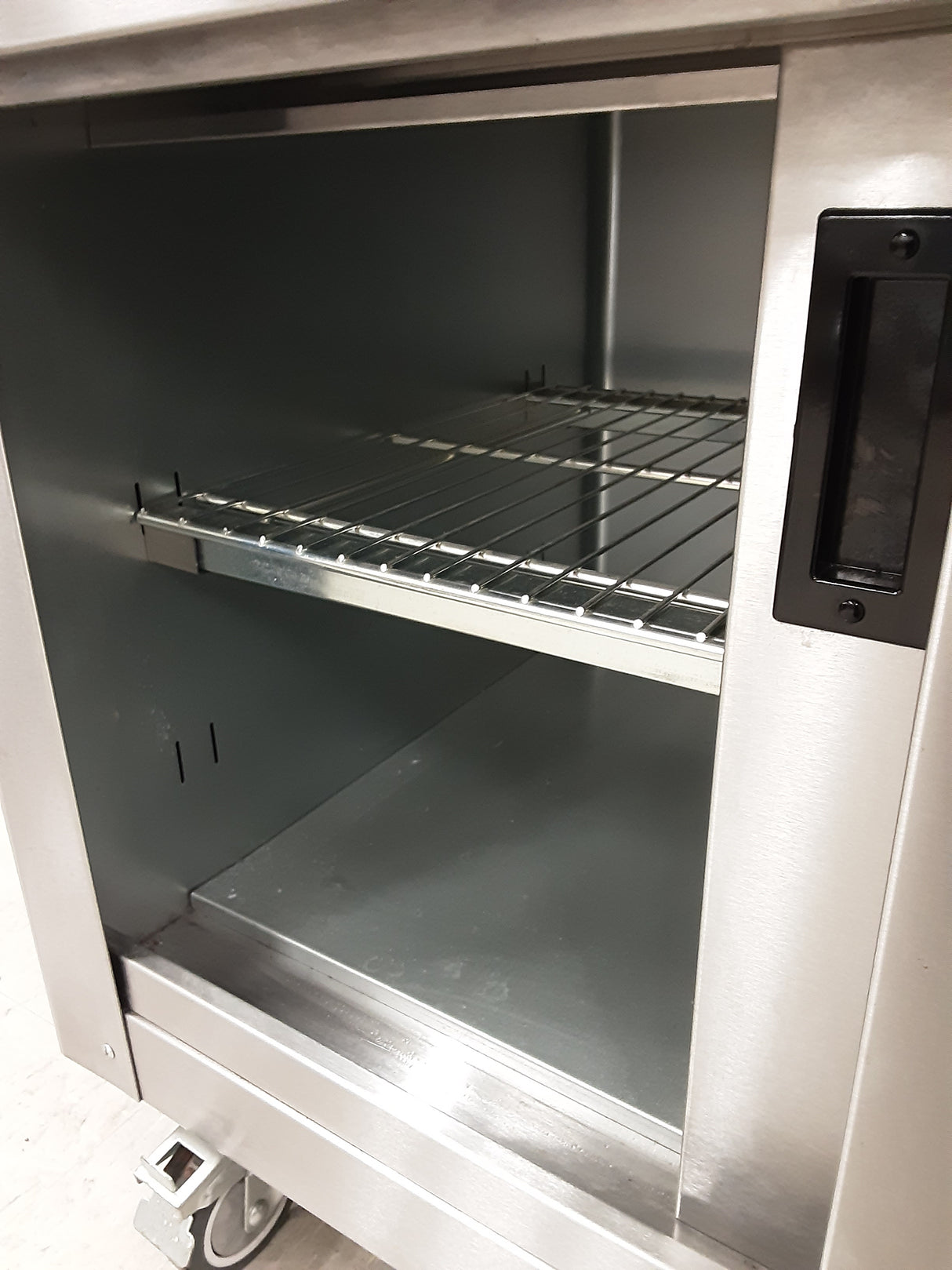 Victor Low Level Mobile Hotcupboard, 13amp, 100x70cm, Model-ROLLHOT10Y (NCE6236)