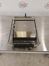 Nisbets Essentials Single Panini Machine/Contact Grill, Model- DA396 (NCE6574)