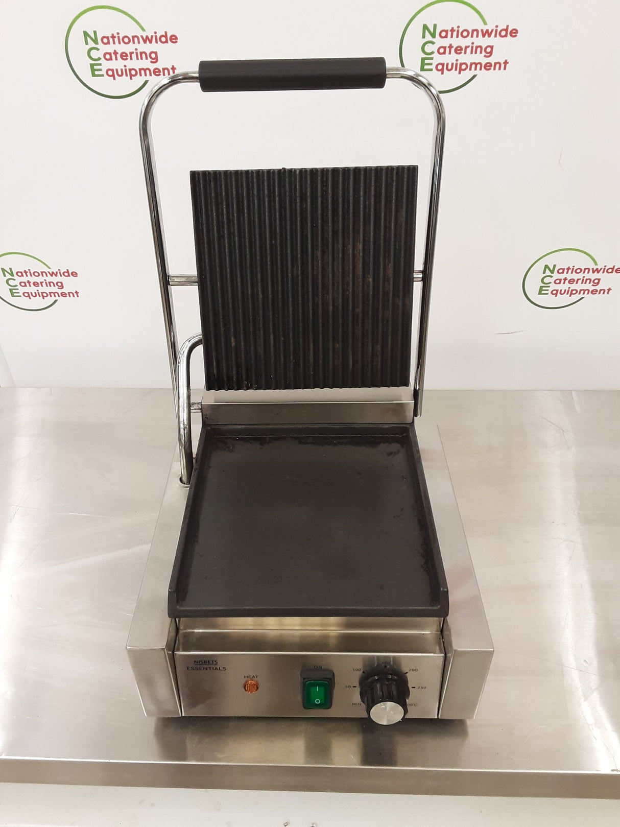 Nisbets Essentials Single Panini Machine/Contact Grill, Model- DA396 (NCE6574)