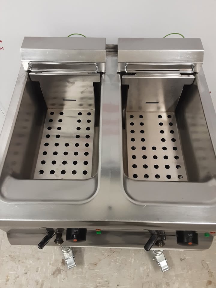 Lincat Twin Tank Electric Tabletop Fryer, Single Phase 32Amp (NCE4803)