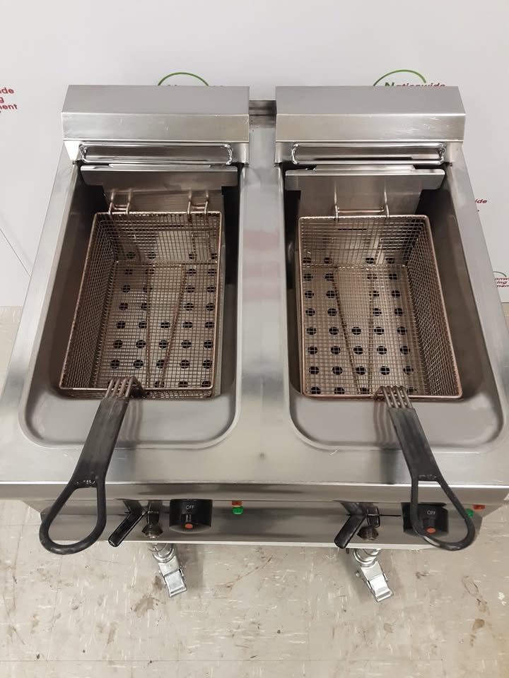 Lincat Twin Tank Electric Tabletop Fryer, Single Phase 32Amp (NCE4803)