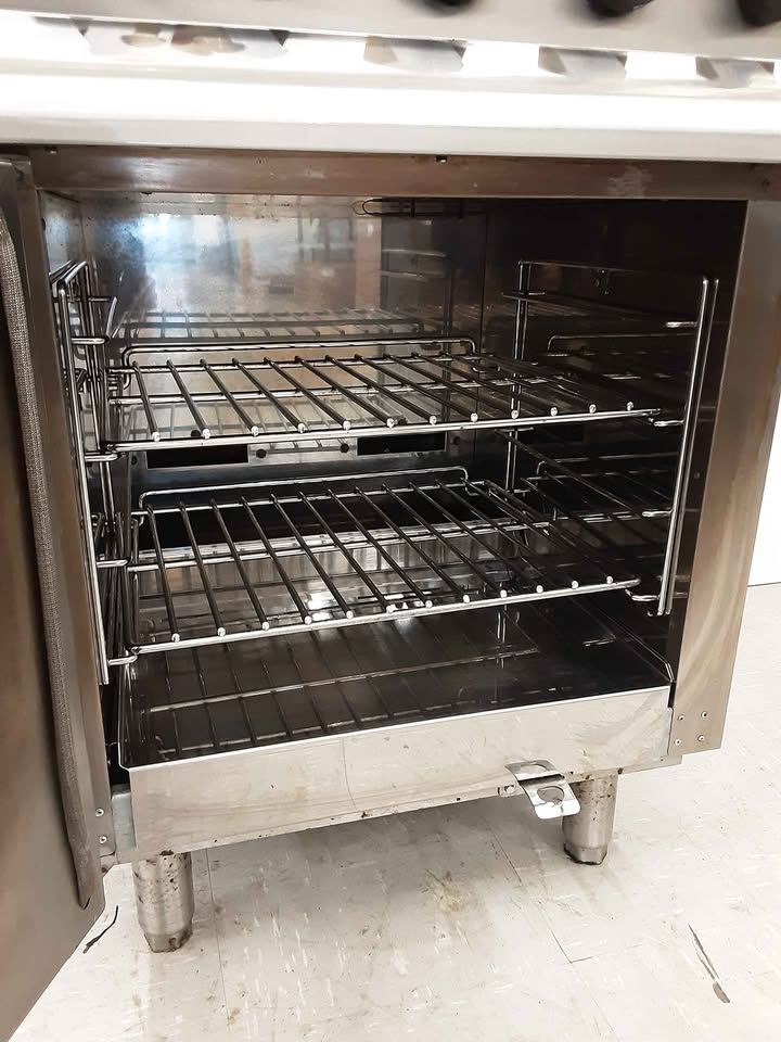 Lincat Silverlink Four Burner Stove & Oven, Natural Gas, Model- SLR6/N (NCE6394)